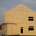 Фото 3: Бригада плотников приступила к возведению крыши дома